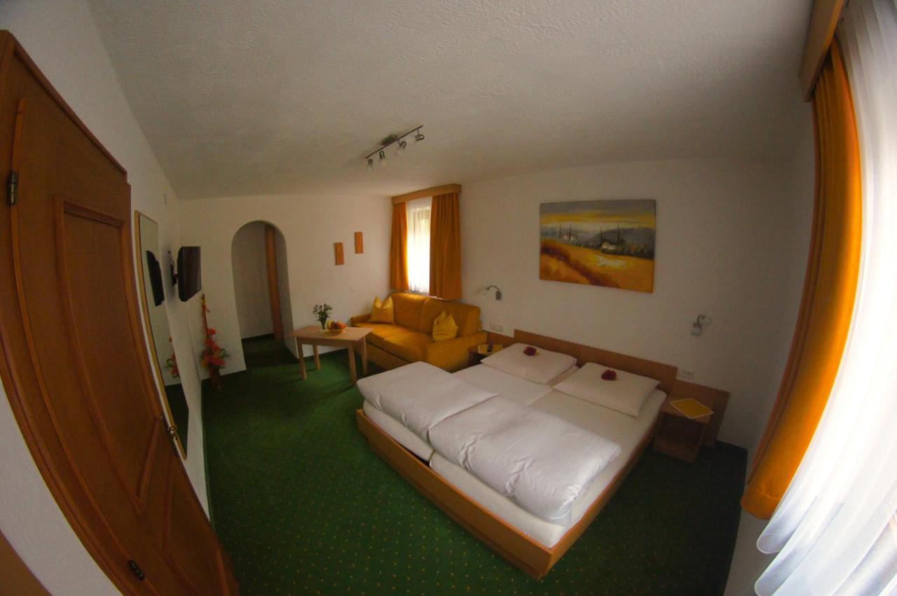 Koecks Bed & Breakfast Galtur Bagian luar foto